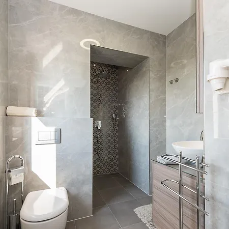 Luxury Garden Apartment