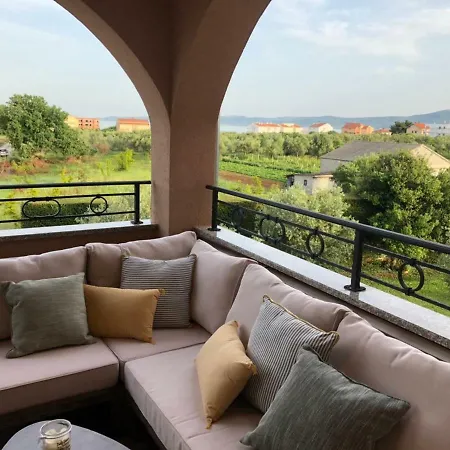 Luxury Garden Apartament Sukošan